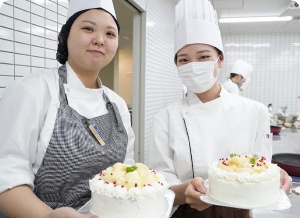 ケーキを持つ二人の女性