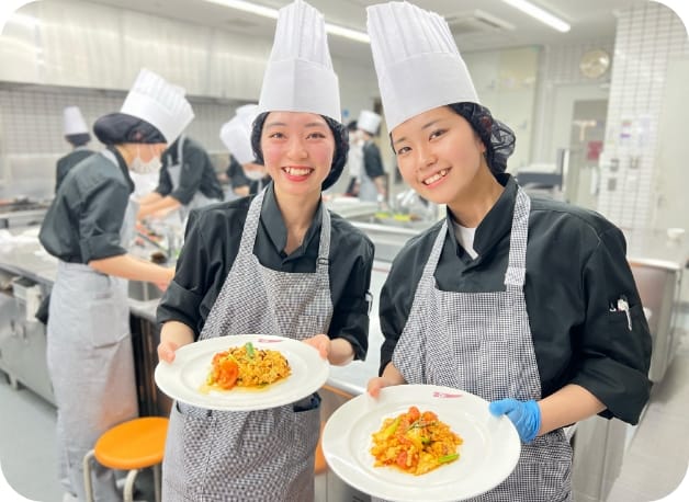 料理を持つ2人の女性