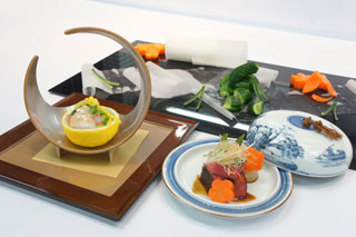 写真:〜野菜の飾り切り技術体験〜 牛ロース肉のクワ焼き・海老と旬野菜の和え物を野菜の飾り切りで引き立てる